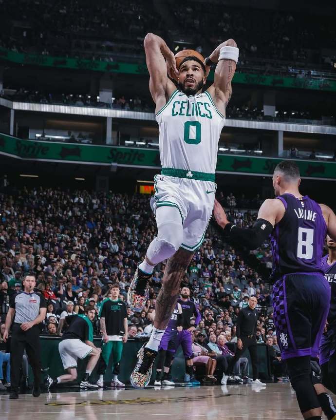 爱游戏体育-塔图姆重返赛场，比赛局势复杂首场状态出色，IG观众沸腾！全场沸腾不已的简单介绍