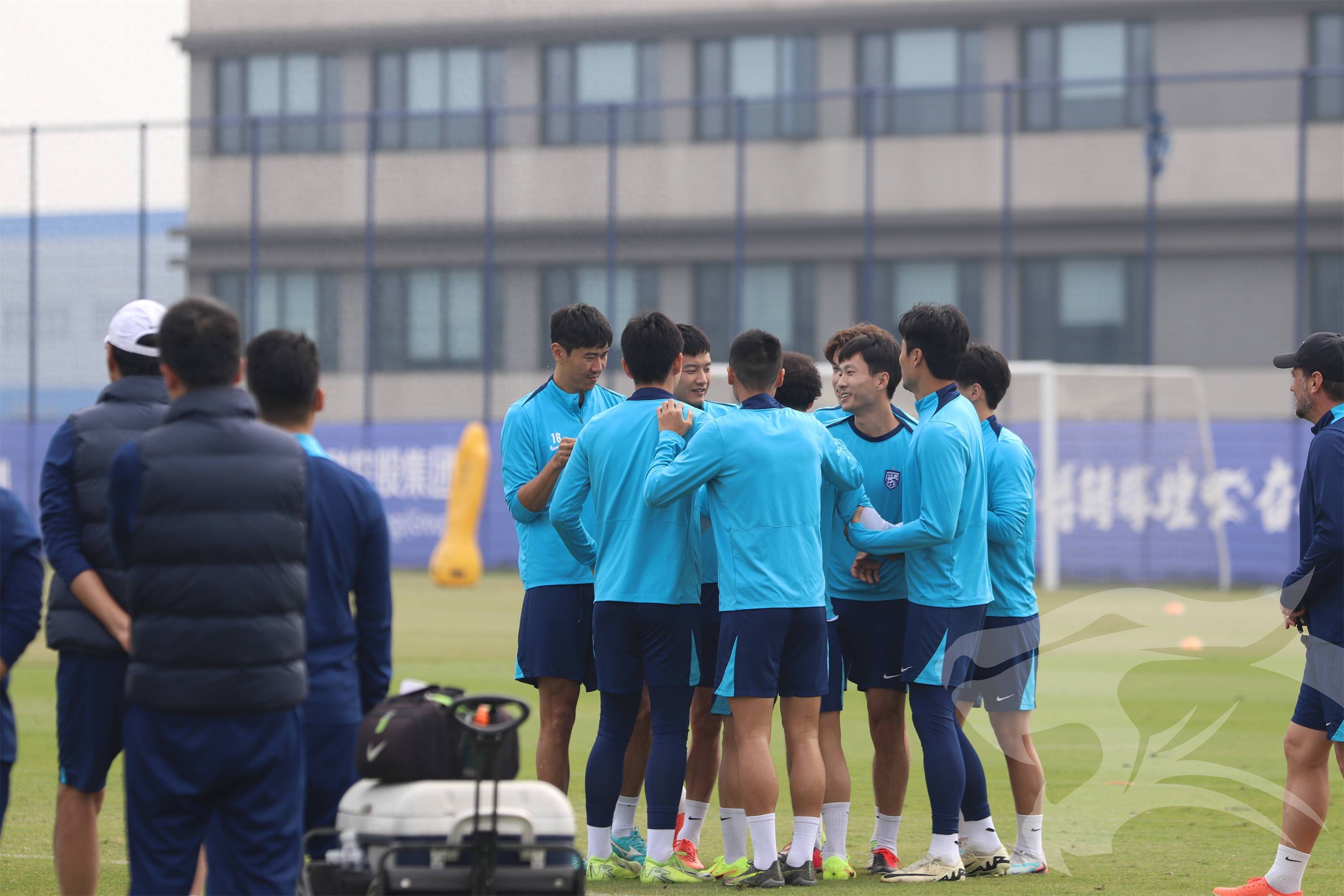 今晨武汉三镇备战欧篮联，止住颓势细节曝光，媒体盛赞，更衣室氛围转暖