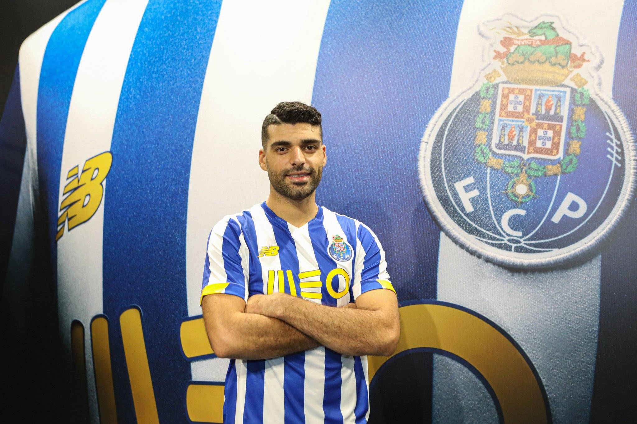 爱游戏-北京国安赛后国安球迷接受采访